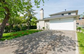8 odalılar şehir içinde müstakil ev Etobicoke'de, Kanada. C$1,829,000