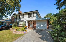 8 odalılar şehir içinde müstakil ev North York'da, Kanada. C$2,133,000