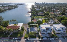 Şehir içinde müstakil ev – Surfside, Florida, Amerika Birleşik Devletleri. $1,875,000