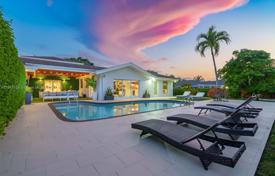 4 odalılar şehir içinde müstakil ev 413 m² Miami'de, Amerika Birleşik Devletleri. $2,225,000