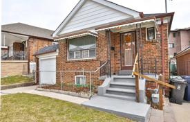 6 odalılar şehir içinde müstakil ev York'da, Kanada. C$1,073,000