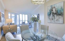 3 odalılar daire Lake Shore Boulevard West'da, Kanada. C$847,000