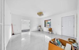 3 odalılar şehir içinde müstakil ev 233 m² Miami'de, Amerika Birleşik Devletleri. $525,000
