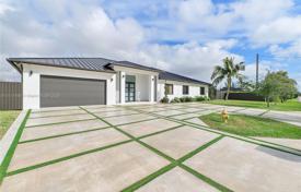 5 odalılar şehir içinde müstakil ev 404 m² Miami'de, Amerika Birleşik Devletleri. $1,950,000