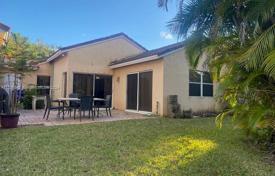 3 odalılar şehir içinde müstakil ev 150 m² Pembroke Pines'da, Amerika Birleşik Devletleri. $549,000