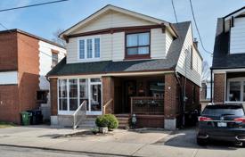 3 odalılar konak East York'da, Kanada. C$1,292,000