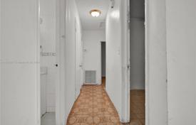 3 odalılar şehir içinde müstakil ev 242 m² Miami'de, Amerika Birleşik Devletleri. $559,000