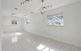 5 odalılar şehir içinde müstakil ev 481 m² Miami'de, Amerika Birleşik Devletleri. $1,300,000