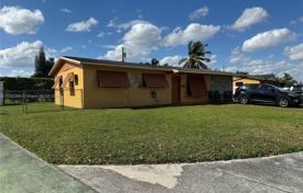 3 odalılar şehir içinde müstakil ev 131 m² Miami'de, Amerika Birleşik Devletleri. $630,000