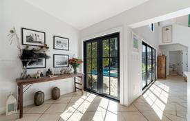 4 odalılar şehir içinde müstakil ev 319 m² Miami'de, Amerika Birleşik Devletleri. $2,976,000