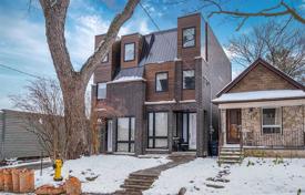 4 odalılar konak Old Toronto'da, Kanada. C$2,046,000