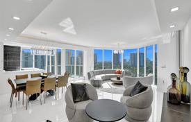 3 odalılar kondominyumda daireler Collins Avenue'de, Amerika Birleşik Devletleri. $2,700,000