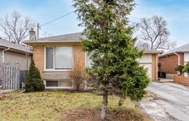 4 odalılar şehir içinde müstakil ev Etobicoke'de, Kanada. C$1,495,000